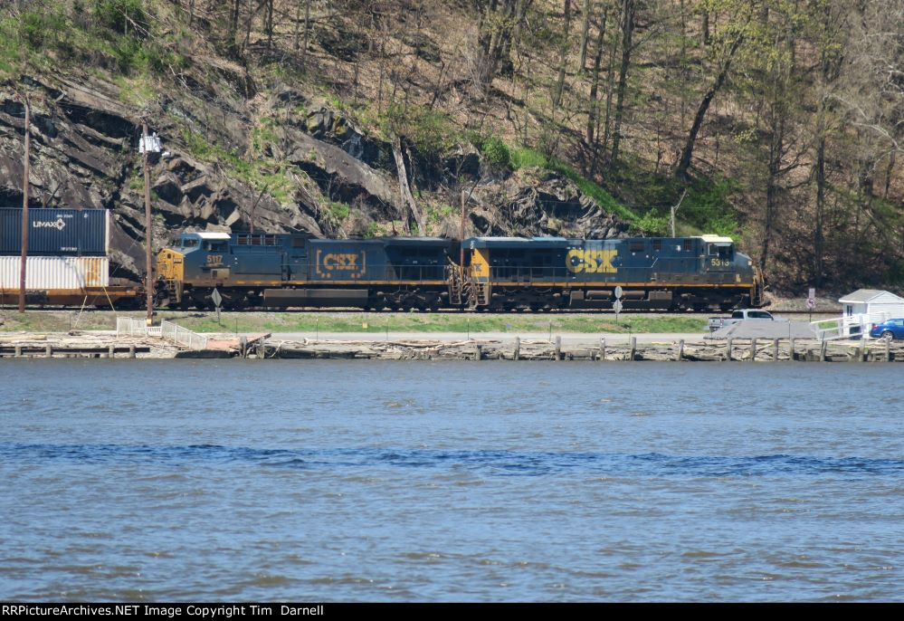 CSX 5117, 5313 on I157